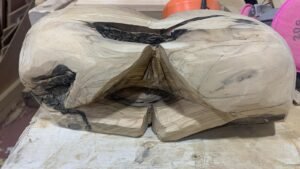 גוש עץ זית מסותת גס — שלב ראשון בגילוף דגם ארון העדות