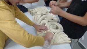 ידי ילדים מלטשות בנייר זכוכית חלקי גילוף עבים בצורת סלסולים