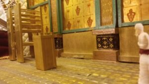 פנים ההיכל המוזהב בדגם: מזבח הקטורת הזהוב, קירות מעוטרים בזהב ודמות כהן זעירה